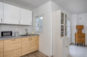 Réfrigérateur, four à micro-ondes, un four, surface de cuisson