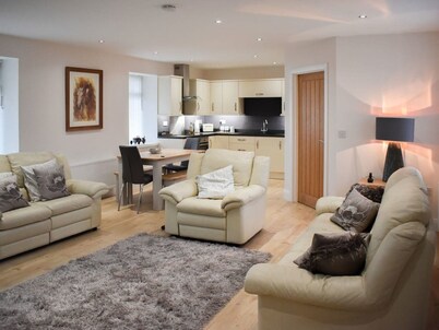 Rose Cottage Captivating 1-bed Cottage in Bangor