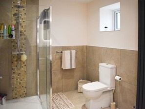 Chaumière | Salle de bain | Douche, articles de toilette (gratuits), séchoir à cheveux