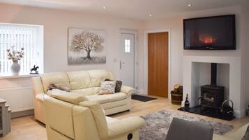 Cottage | Living room | 30-inch TV with digital channels, fireplace