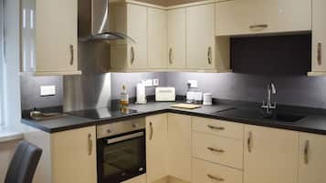 Cottage | Private kitchen | Fridge, microwave, oven, stovetop
