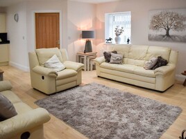 Cottage | Living room | 30-inch TV with digital channels, fireplace