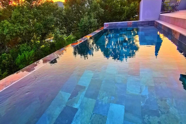 la piscine en début de soirée