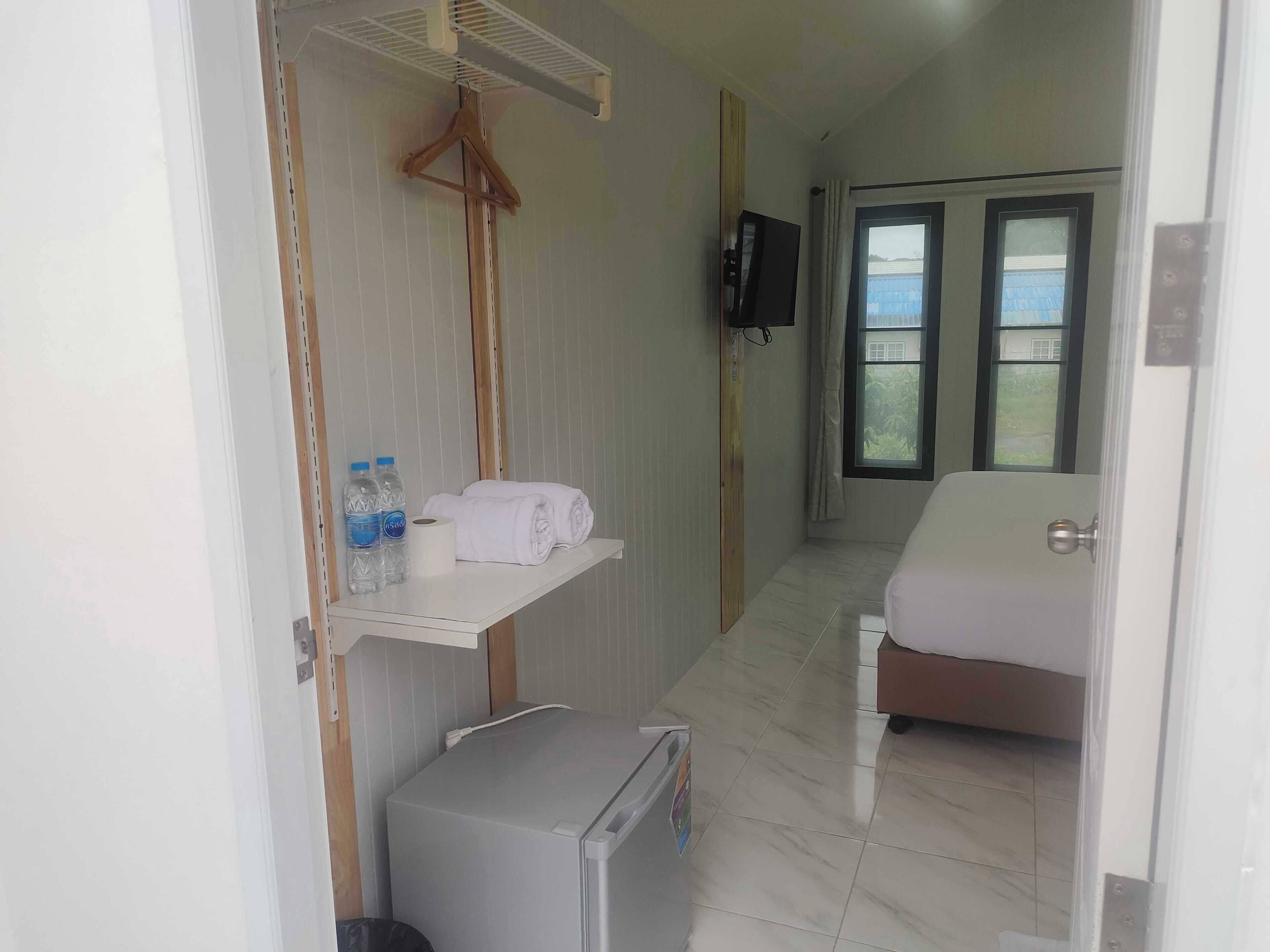 Nordic Room | 거실 공간 | 케이블 채널 시청이 가능한 28인치 LCD TV, TV