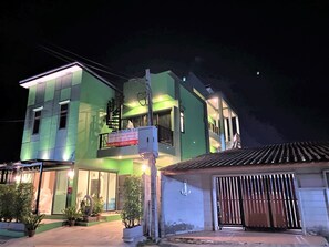 Façade de l’hébergement - soirée/nuit