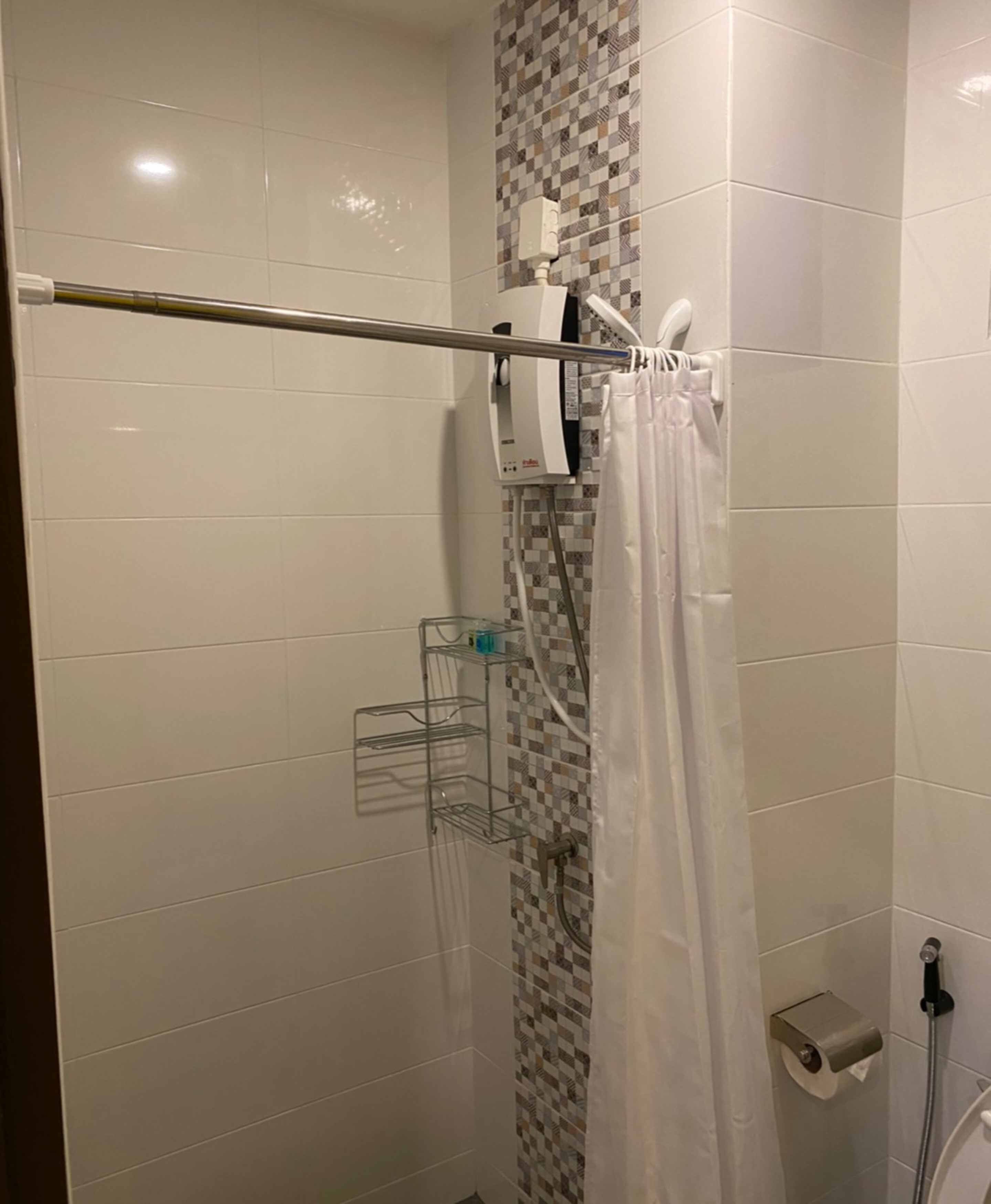 Zweibettzimmer | Badezimmer | Dusche, Regendusche, kostenlose Toilettenartikel, Haartrockner