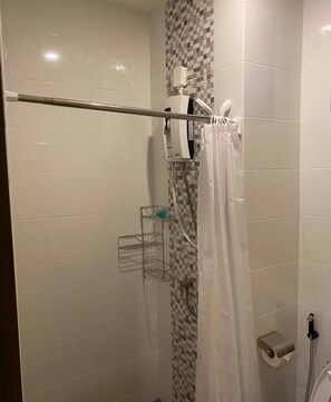 Chambre avec lits jumeaux | Salle de bain | Douche, douche à « effet pluie », articles de toilette gratuits