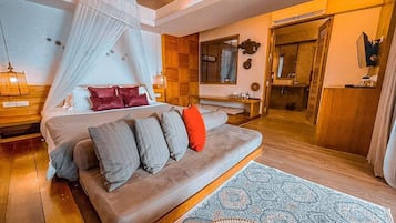 Superior Beachfront Room | Desk, laptop workspace, soundproofing, free WiFi