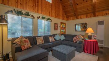 Fernseher, Kamin, Netflix, Tischfußball