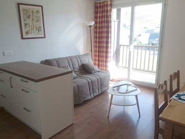 TV - Cozy 2BR Apartment for 6, Ski-In/Ski-Out, Mountain Views, Free Shuttle, Access to Spa, Peyragudes (Peyragudes)