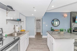 Full-size fridge, microwave, oven, stovetop