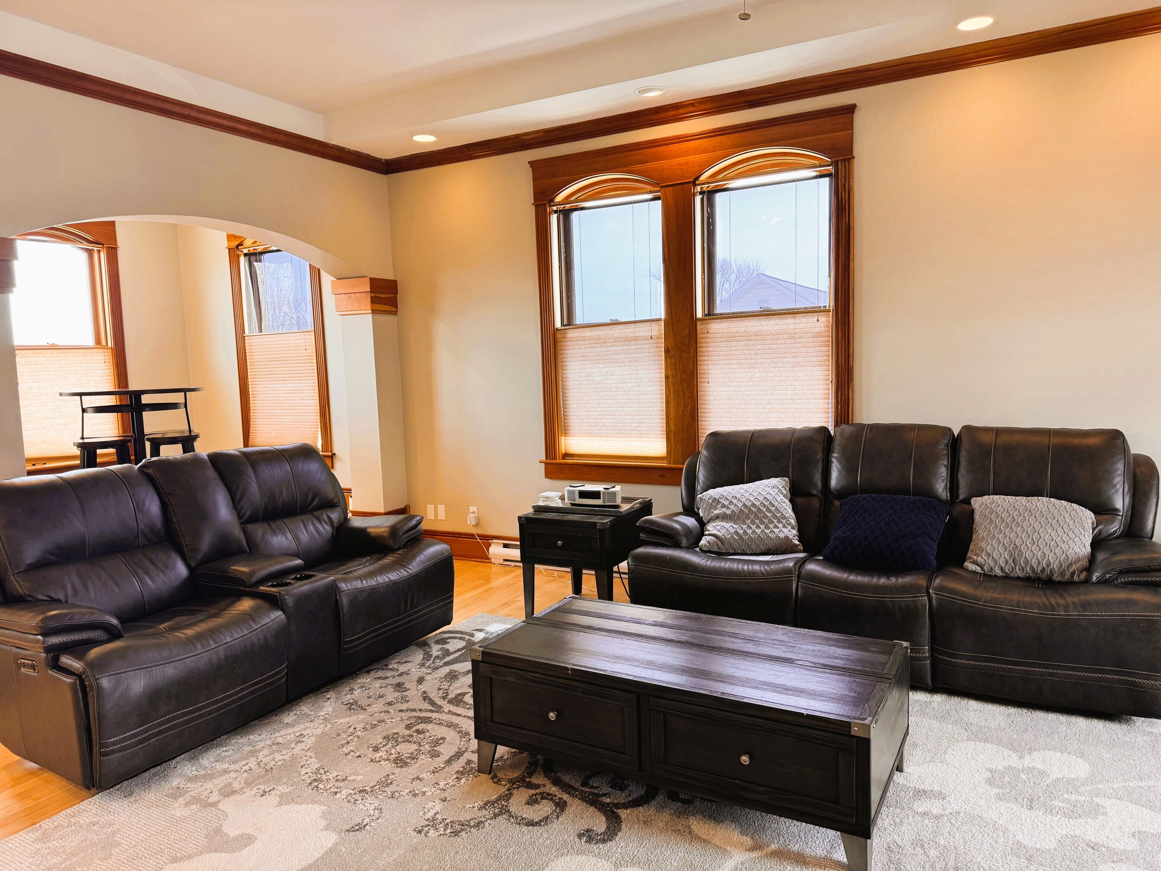 TV connectée, cheminée, chaîne hi-fi