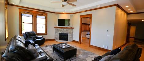 Smart TV, fireplace, stereo