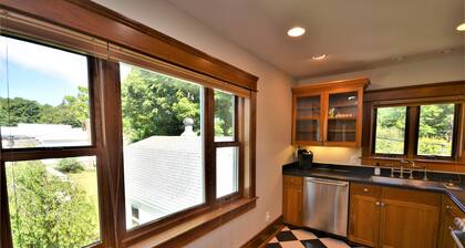 Downtown Northport walking to everything including beach! Handicap accessible