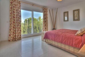 4 dormitorios, tabla de planchar con plancha, wifi y ropa de cama