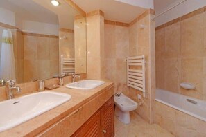 Een douche, een haardroger, handdoeken