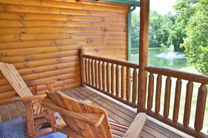 Terrace/patio - Waterview Lodge Suite in Ohio's Amish Country (Millersburg)