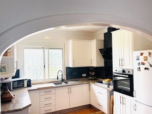 Fridge, microwave, oven, stovetop - Casa Casira & studio - 8 persons, Costa Del Sol. (viñuela)