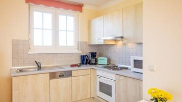 Kühlschrank, Mikrowelle, Herdplatte, Geschirrspüler