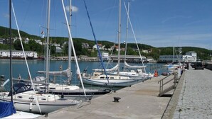 A marina with several sailboats docked along a paved walkway. - Ferienapartment-ruegen (Rügen)