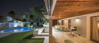 3-Bedroom House with big Porch, Outdoor Kitchen, Heat Pump heated Swimming Pool