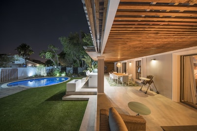 3-Bedroom House with big Porch, Outdoor Kitchen, Heat Pump heated Swimming Pool