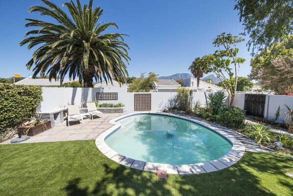 Alberca al aire libre y alberca climatizada