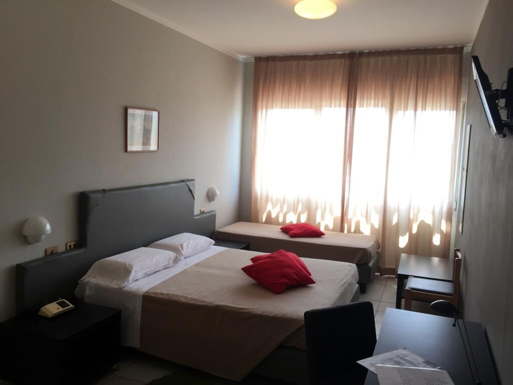 Minibar, safe på rommet, skrivebord og blendingsgardiner