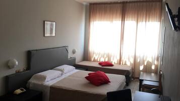 Minibar, safe på rommet, skrivebord og blendingsgardiner