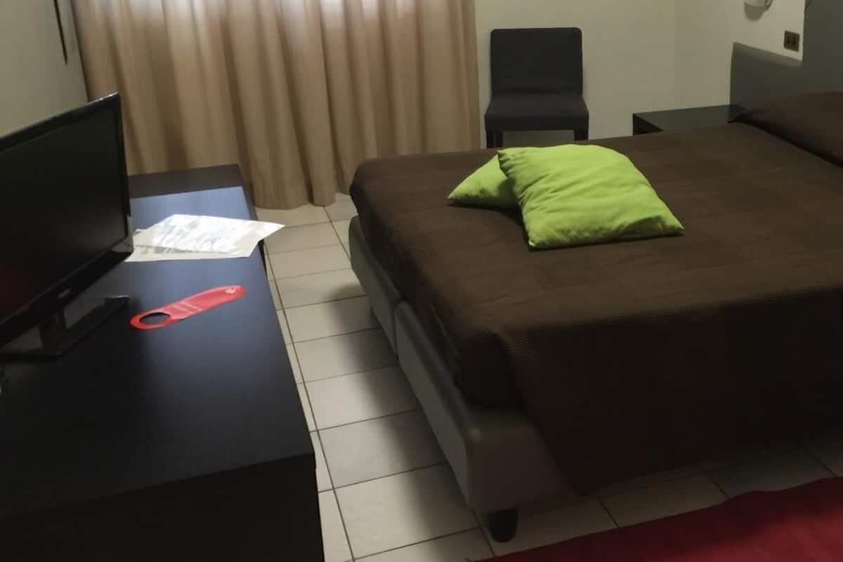 Een minibar, een kluis op de kamer, een bureau, verduisterende gordijnen