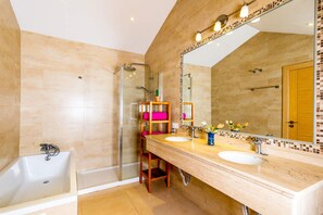 أحواض استحمام، مجففات شعر، مناشف