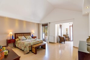 5 عدّة غرف نوم وخزنة داخل الغرفة ومكواة/لوح كي وسرير سفر