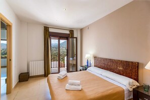 5 bedrooms, in-room safe, iron/ironing board, travel cot