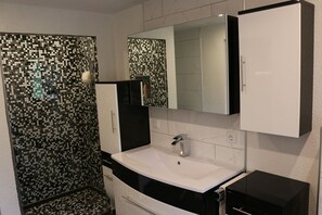 Comfort House, 1 King Bed with Sofa bed, Mountain View | Bathroom | Hair dryer, towels, toilet paper