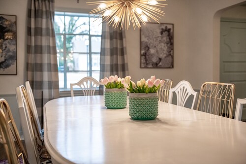 Comfy Colonial - up to 15 ppl, 5 mins to Plaza District or State Fair