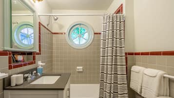 Baignoire, séchoir à cheveux, serviettes fournies