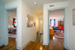 4 habitaciones, tabla de planchar con plancha, wifi y ropa de cama 