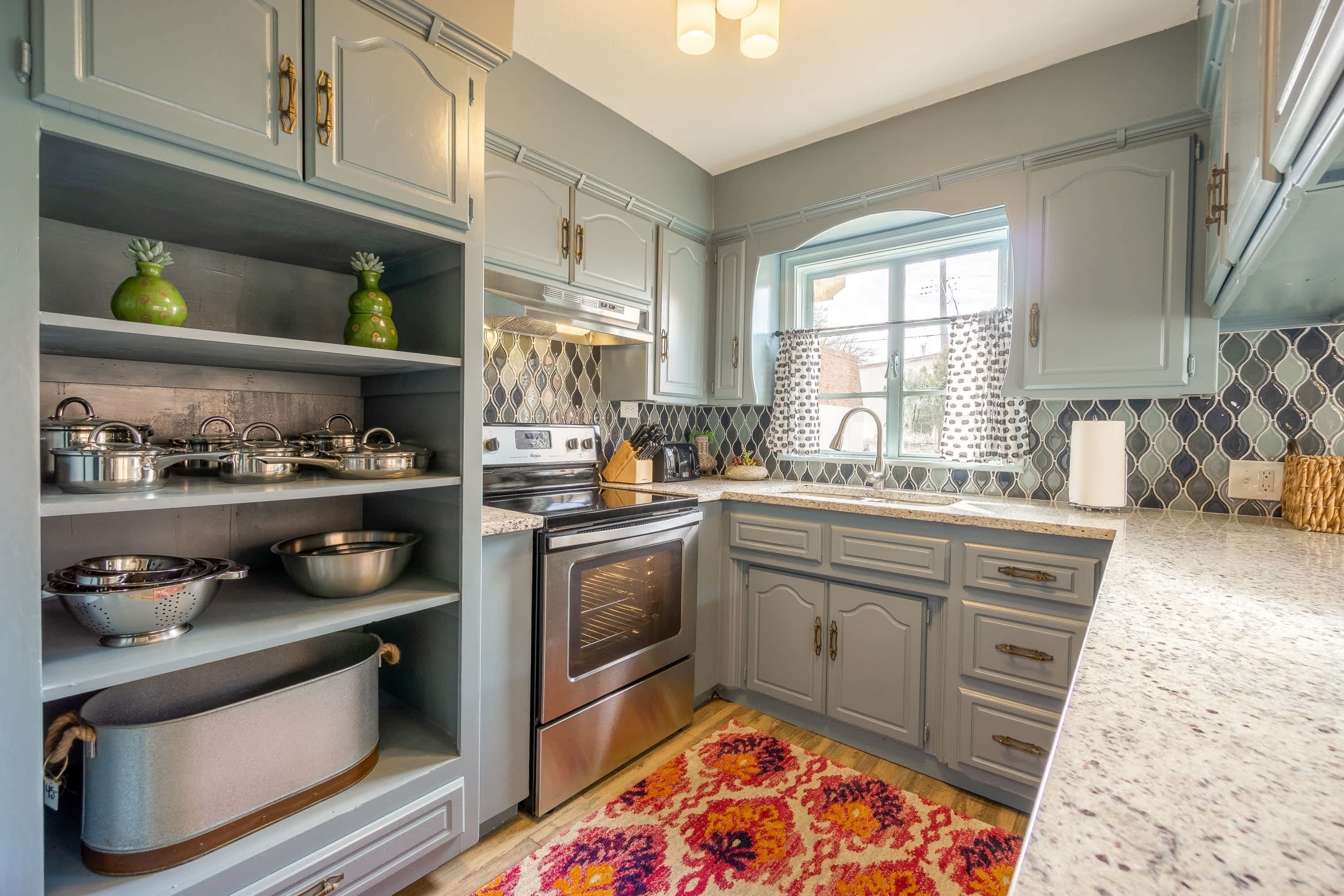 Réfrigérateur, four à micro-ondes, un four, surface de cuisson