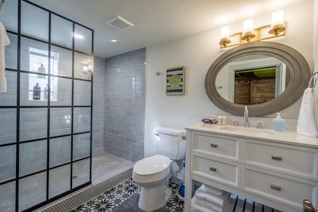 Bathtub, hair dryer, towels. Comfy Colonial - up to 15 ppl, 5 mins to Plaza District or State Fair