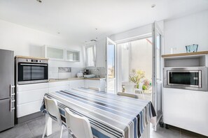 Fridge, microwave, oven, coffee/tea maker