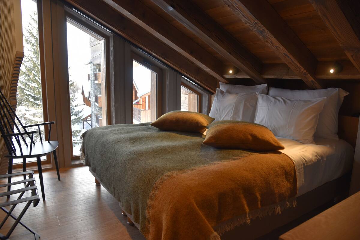 Duplex (Suite Chalet) | Individually decorated, individually furnished, desk, soundproofing