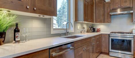 House, 3 Bedrooms | Private kitchen | Fridge, oven, coffee/tea maker, toaster