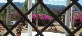 15 mins to airport. Entire 1st floor 2 bedrooms, 2 bathrooms Sleeps 4.No sharing