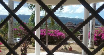 15 mins to airport. Entire 1st floor 2 bedrooms, 2 bathrooms Sleeps 4.No sharing