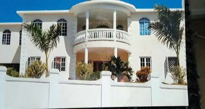 15 mins to airport. Entire 1st floor 2 bedrooms, 2 bathrooms Sleeps 4.No sharing