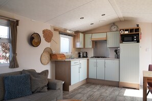 Kühlschrank, Wasserkocher mit Kaffee-/Teezubehör, Wasserkocher