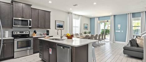 Fridge, oven, stovetop, dishwasher