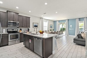 Kühlschrank, Ofen, Herdplatte, Geschirrspüler