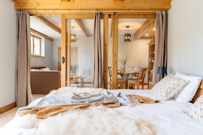 Decoración personalizada, escritorio y tabla de planchar con plancha