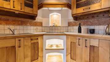 Deluxe Apartment | Private kitchen | Fridge, oven, stovetop, dishwasher